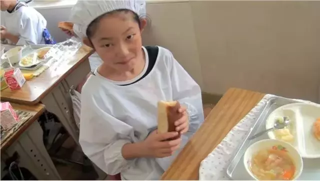 日本小學50塊錢的午餐,網友:日本在培養公民,我們在培養公主
