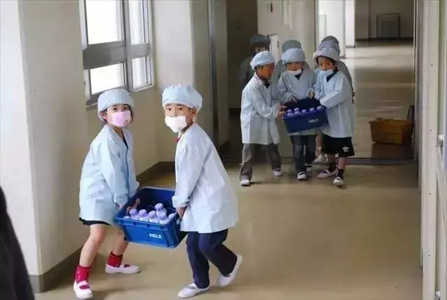 日本小學50塊錢的午餐,網友:日本在培養公民,我們在培養公主