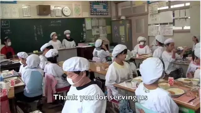 日本小學50塊錢的午餐,網友:日本在培養公民,我們在培養公主