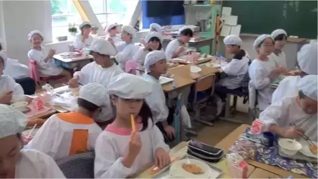 日本小學50塊錢的午餐,網友:日本在培養公民,我們在培養公主