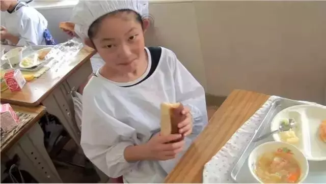 日本小學50塊錢的午餐,網友:日本在培養公民,我們在培養公主