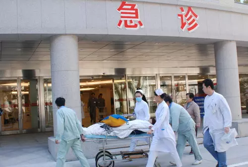 在路上不小心對眼八嘎囧被嗆「跨三小」的時候該怎麼辦?鄉民神回最後卻在急診室...