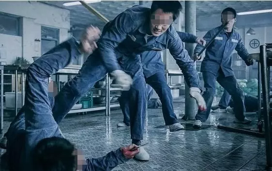 老公把新房子借給獄友住,五年後獄友還回房子,推門一看福報來了!