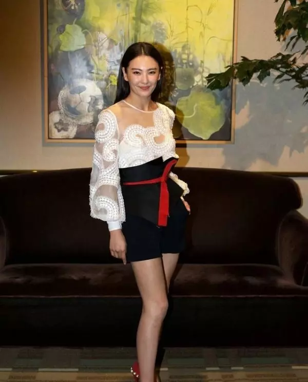 鐘麗緹出席活動薄紗若隱若現好誘人,沒想到胸部以下卻讓人好尷尬!連年輕老公也有點不忍看了