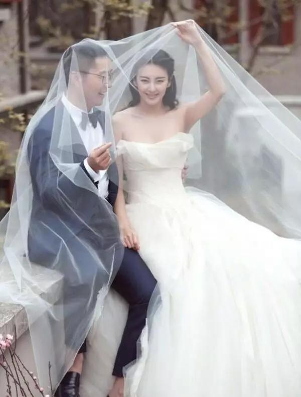 鐘麗緹出席活動薄紗若隱若現好誘人,沒想到胸部以下卻讓人好尷尬!連年輕老公也有點不忍看了