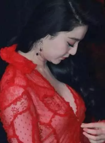 美感透視裝大秀事業線,小內內清晰可見,頂不住了