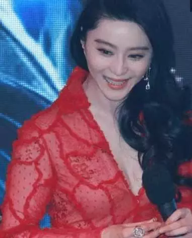 美感透視裝大秀事業線,小內內清晰可見,頂不住了