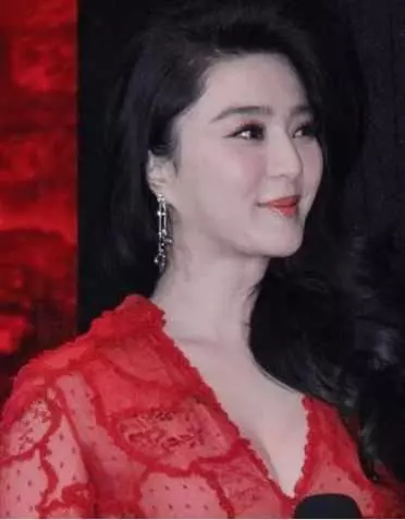美感透視裝大秀事業線,小內內清晰可見,頂不住了