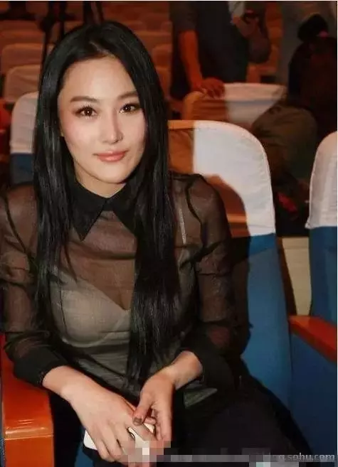 美感透視裝大秀事業線,小內內清晰可見,頂不住了