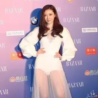 美感透視裝大秀事業線,小內內清晰可見,頂不住了
