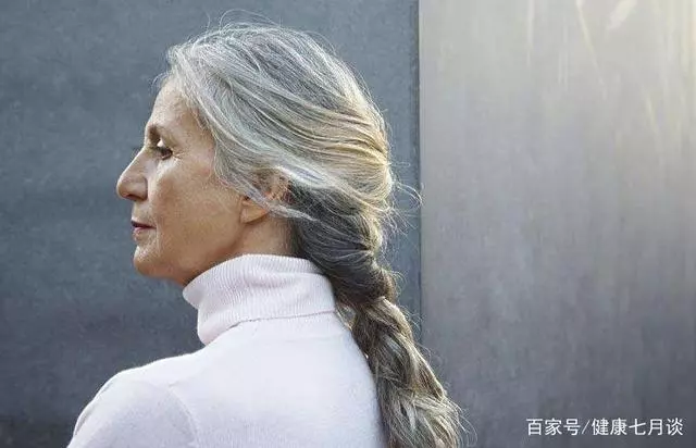 白髮長在哪,病就出在哪,這3處長白髮,需養肝、健脾、補腎了!