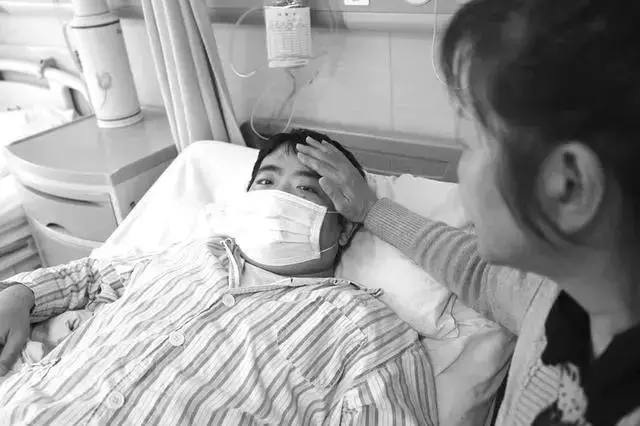 我癱瘓,老婆帶兒子走了,兩年後我找到兒子,他說:媽去世一年了