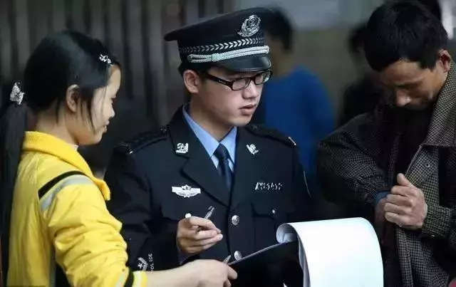 我癱瘓,老婆帶兒子走了,兩年後我找到兒子,他說:媽去世一年了