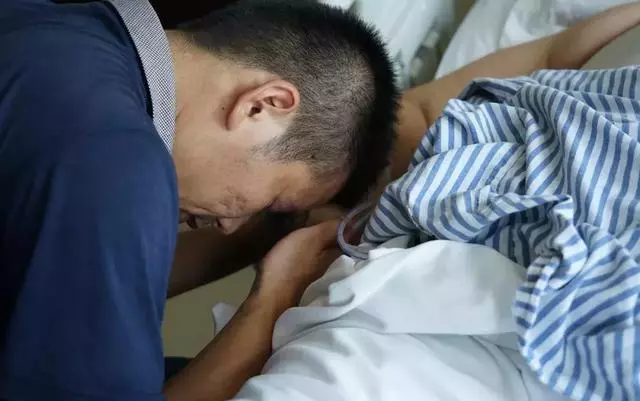我癱瘓,老婆帶兒子走了,兩年後我找到兒子,他說:媽去世一年了