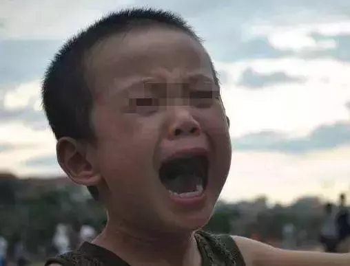兒子5歲被拐,我苦尋20年婆婆臨死之前指著床底說出了當年真相
