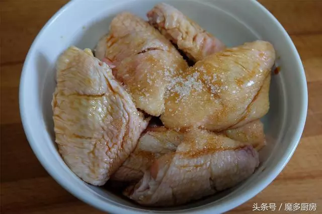 孩子們愛吃的烤雞翅,腌制雞翅我有秘方,只用這四種家常調味料