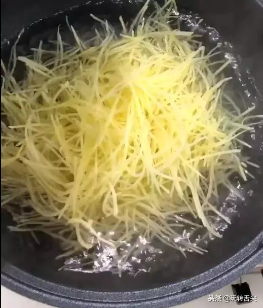 就算是土豆,咱也能吃出新高度!這個土豆新吃法你一定沒試過!
