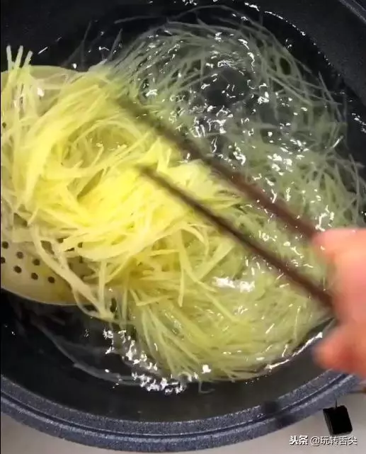 就算是土豆,咱也能吃出新高度!這個土豆新吃法你一定沒試過!