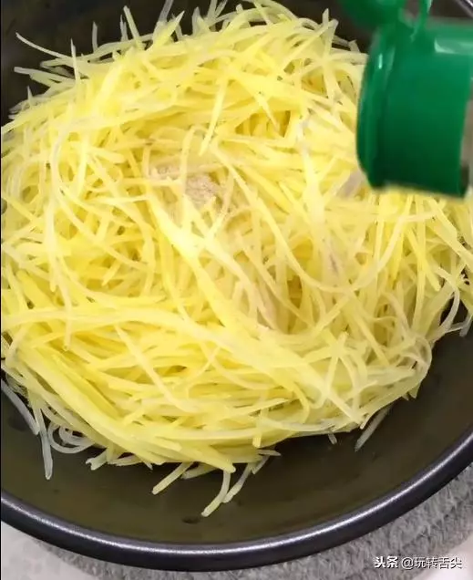 就算是土豆,咱也能吃出新高度!這個土豆新吃法你一定沒試過!
