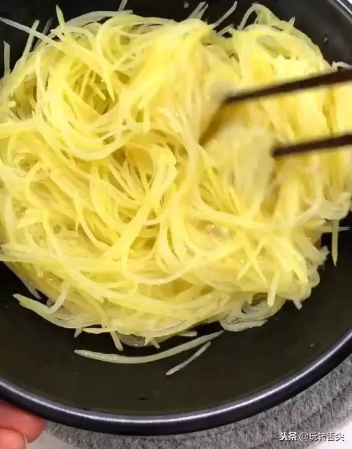 就算是土豆,咱也能吃出新高度!這個土豆新吃法你一定沒試過!