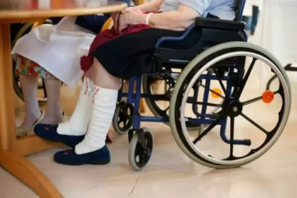 法國老人花高價住養老院,"動老本"也換不來幸福晚年