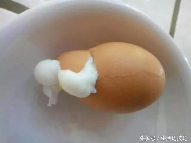 煮雞蛋總是開裂?教你一招,雞蛋不開裂還自動脫殼,好吃又好剝