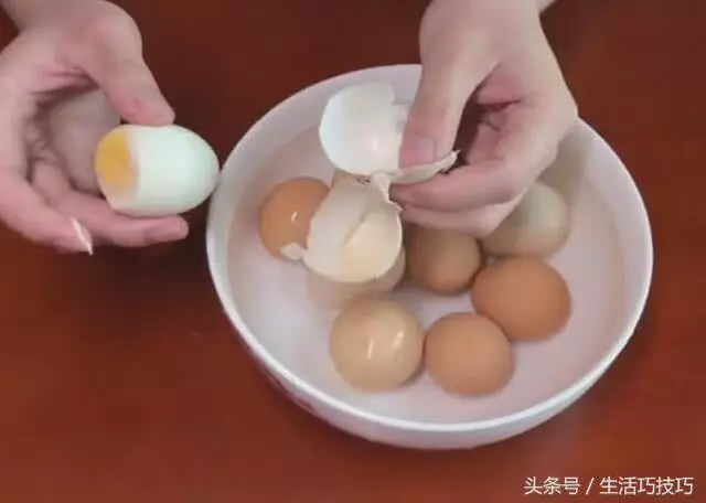 煮雞蛋總是開裂?教你一招,雞蛋不開裂還自動脫殼,好吃又好剝