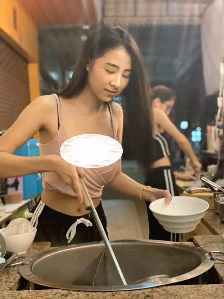 樣子90分、身材滿分老闆娘!邊煮麵… 客人急朝聖:這面上火(影)