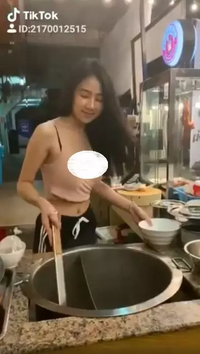 樣子90分、身材滿分老闆娘!邊煮麵… 客人急朝聖:這面上火(影)