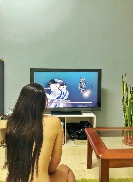 到女性朋友家修電視!回神對方「嫌熱」工具人嚇到秒逃問怎辦…網嘆:差點能脫單