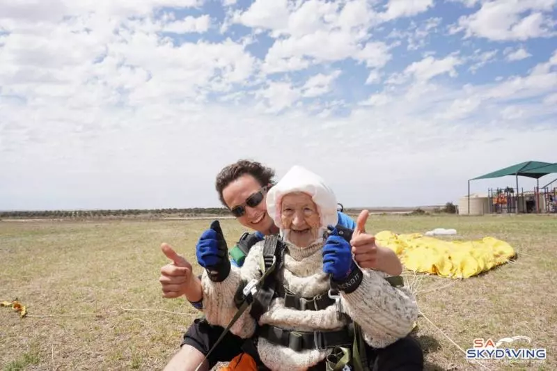 史上最強阿嬤! 102歲人瑞高空跳傘破世界紀錄