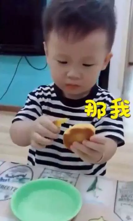 影/善良萌娃吃「小豬餅乾」依依不捨 最後這一幕狂圈粉