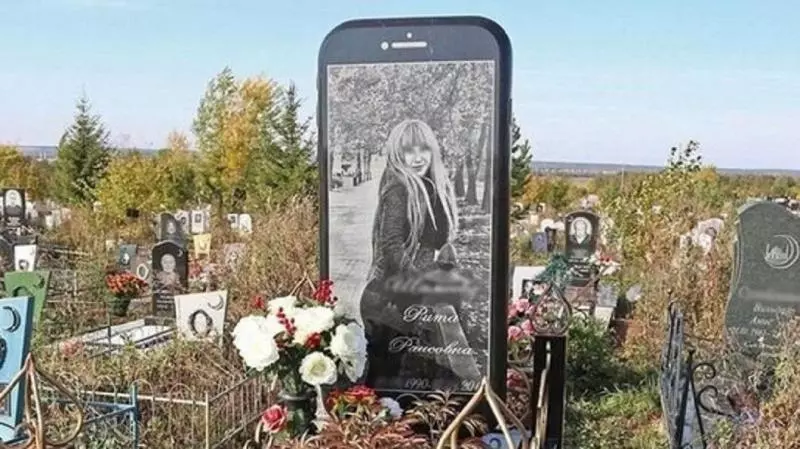 墓園驚見超大iPhone 6墓碑…故事背後有洋蔥
