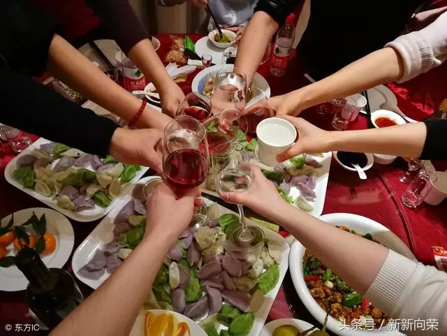 同學聚會土豪同學拿出十萬擺下酒陣,結果卻令土豪同學出盡洋相!