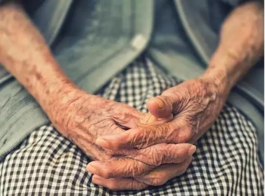 「此生來世,謝謝你愛我,我先走一步」最好的愛情就是:陪你走到生命的最後一刻...(看哭)