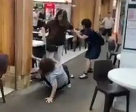 兩個安娣打架 焦點卻是紅衣男