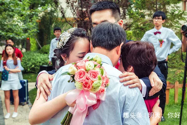 老公出差半年,卻帶著情人回來逼老婆離婚,拿出結婚證後他蒙了