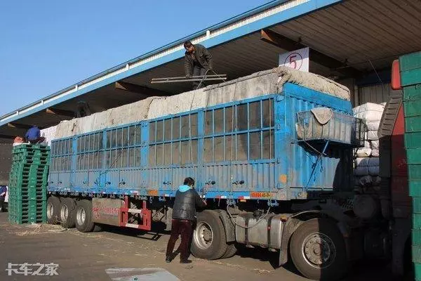 離婚後我嫁了一名卡車司機,和他一起跑車,我感覺很幸福