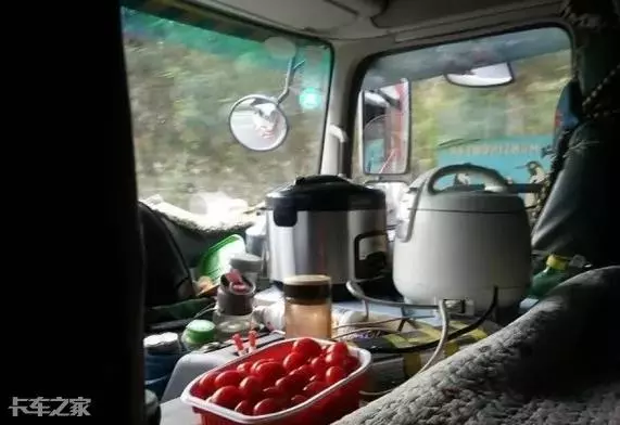 離婚後我嫁了一名卡車司機,和他一起跑車,我感覺很幸福