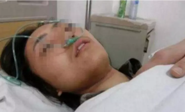 妻子車禍成植物人,喂藥時被子一直抖,掀開被子後,丈夫樂開了花