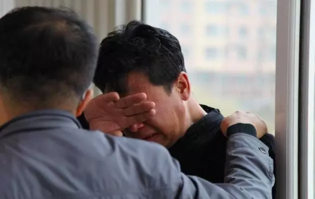 妻子車禍成植物人,喂藥時被子一直抖,掀開被子後,丈夫樂開了花