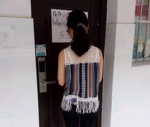 妻子打工回家,丈夫拒不開門,女兒偷偷指著窗外,妻子自打耳光