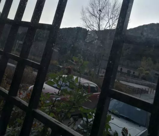 妻子打工回家,丈夫拒不開門,女兒偷偷指著窗外,妻子自打耳光