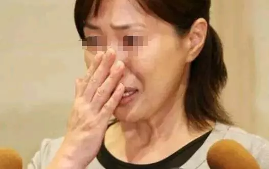 老公睡前想抽菸,她好心下樓買,回來樓下碰見一人,她卻含淚離婚