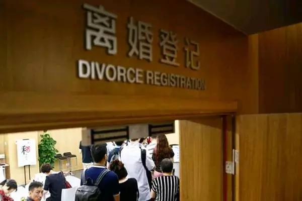 老公睡前想抽菸,她好心下樓買,回來樓下碰見一人,她卻含淚離婚
