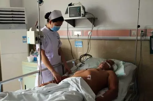 丈夫車禍癱瘓,妻子手機欠費,拿他手機約閨蜜,收到回信後,蒙了
