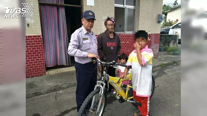 孝心感人!9歲男童「騎14公里探病父」 返家累癱「警車協助送回家」:父子團圓