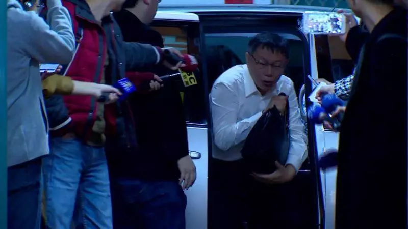 上任4年僅遲到3次!柯文哲遭捕捉「遲到5分鐘進市府」原因讓人直呼:老婆真的好重要