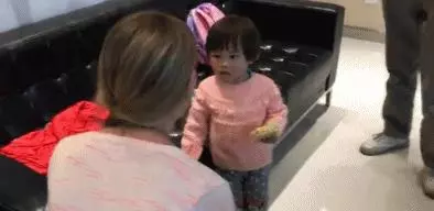 在愛中長大!4歲女孩「領養2年前後驚人對比」 一張張都讓父母暖哭:感謝妳願意來我身邊