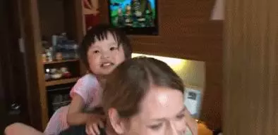 在愛中長大!4歲女孩「領養2年前後驚人對比」 一張張都讓父母暖哭:感謝妳願意來我身邊